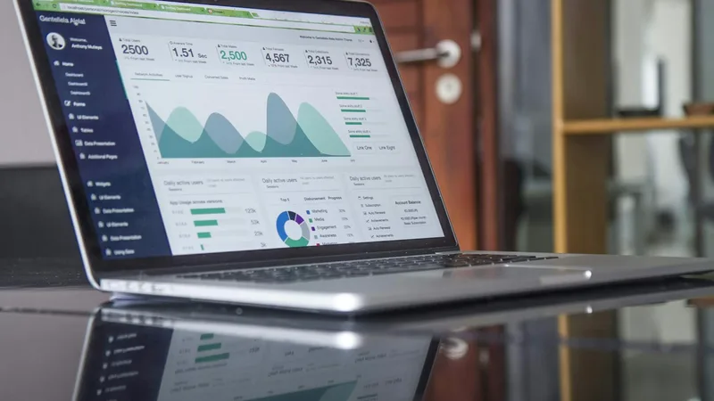 Painel analítico digital com métricas de desempenho e indicadores corporativos.